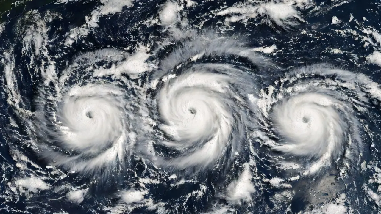 Imagem de satélite mostra a posição atual dos três furacões espalhados pelo Oceano Pacífico: Lowell, Karina e Marie. — Foto: Reprodução / National Hurricane Center