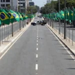 Avenida em Porto Velho com bandeiras durante desfile de 7 de Setembro