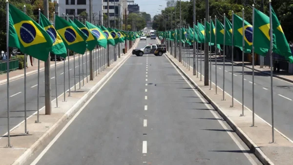 Avenida em Porto Velho com bandeiras durante desfile de 7 de Setembro