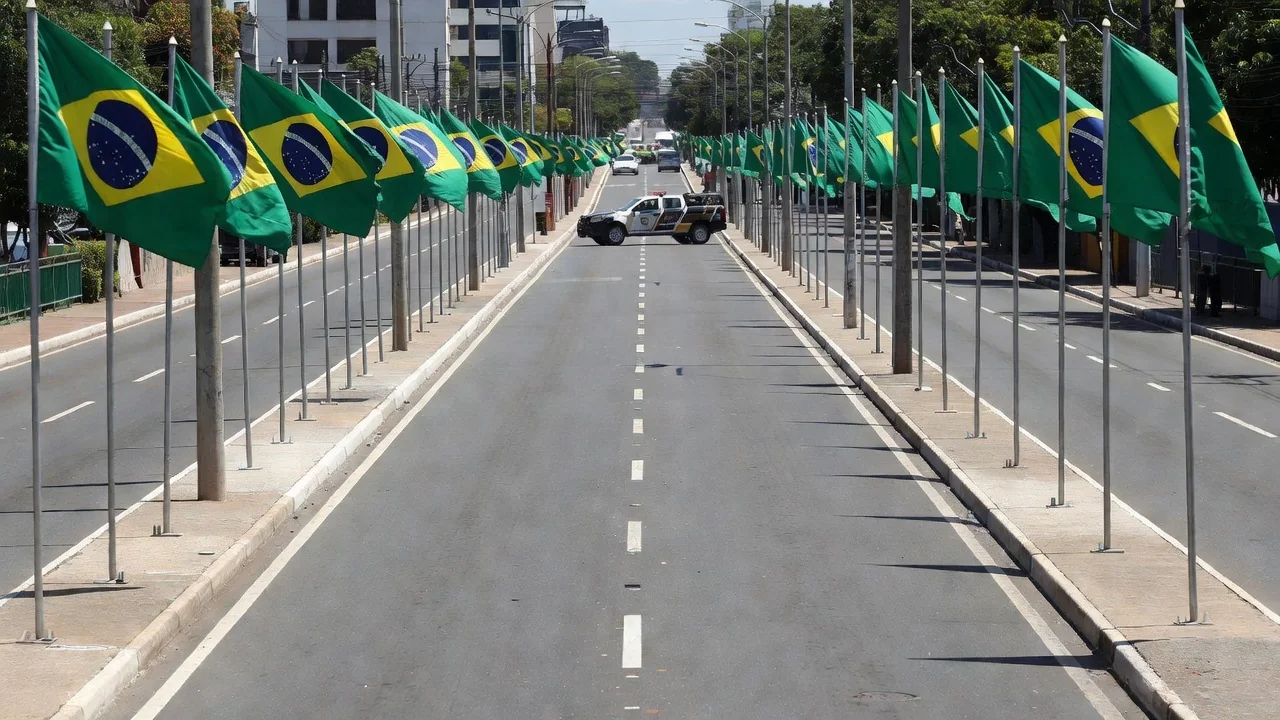 Avenida em Porto Velho com bandeiras durante desfile de 7 de Setembro
