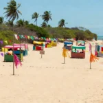 Festival de Praia de Pimenteiras com barracas e decorações na areia