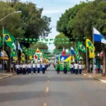 Desfile cívico de 7 de Setembro em Vilhena com bandeiras e escolas
