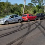 Durante o trajeto pela via, o adolescente perdeu o controle do Opala e colidiu violentamente contra a traseira de um Chevrolet Onix