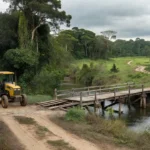Trator agrícola parado ao lado de ponte danificada em área rural de Chupinguaia, Rondônia
