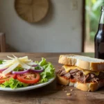 Salada, sanduíche Cuiabano e Kitubaína por R$ 27,90 no Quintal Burguer em Vilhena