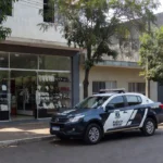 Vitrines de joias recuperadas em relojoaria de Vilhena com viatura da PM