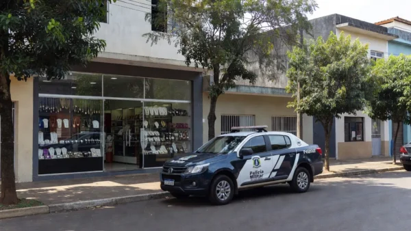 Vitrines de joias recuperadas em relojoaria de Vilhena com viatura da PM