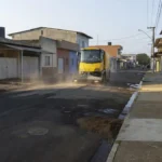 Limpeza de ruas nos setores 17 e 19 de Vilhena pela Semosp