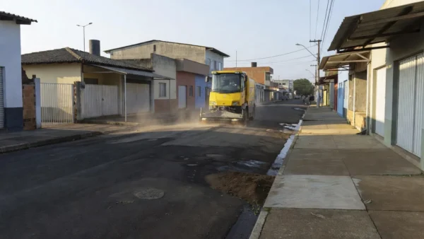 Limpeza de ruas nos setores 17 e 19 de Vilhena pela Semosp