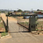 Entrada do 5º BEC em Vilhena, local de acidente fatal que motivou vaquinha para cirurgia no fêmur.