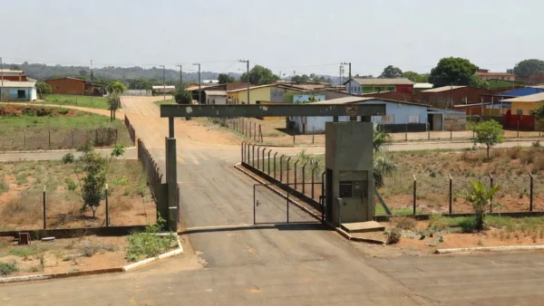 Entrada do 5º BEC em Vilhena, local de acidente fatal que motivou vaquinha para cirurgia no fêmur.