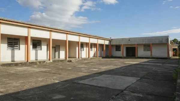 Escola municipal em Cerejeiras durante paralisação de cuidadores