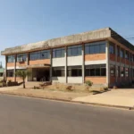 Fachada do fórum de Vilhena, Rondônia, sobre decisão judicial de exames de HIV e hepatites em concurso de agentes de saúde.