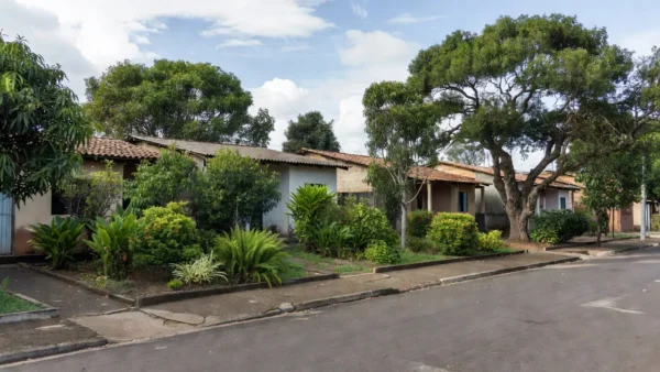 Rua residencial em Vilhena, Rondônia, local de homicídio de jardineiro