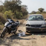 Colisão entre motoneta e carro na Linha 135 em Vilhena, veículos danificados na estrada rural.