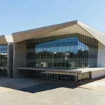 Fachada do Tribunal Regional Eleitoral de Rondônia sob luz natural do dia