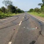 Rodovia BR-364 em Rondônia após acidente, com marcas no asfalto