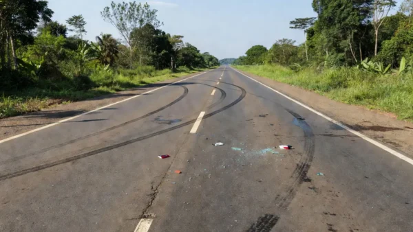 Rodovia BR-364 em Rondônia após acidente, com marcas no asfalto
