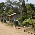 Comunidade rural indígena na Amazônia com sistema de saneamento básico