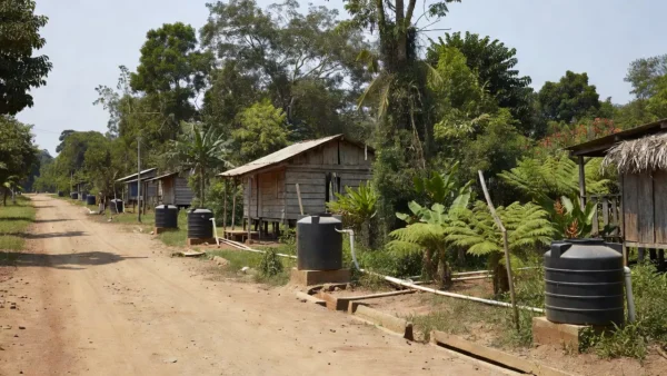 Comunidade rural indígena na Amazônia com sistema de saneamento básico