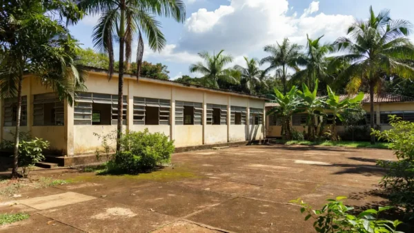 Fachada de escola pública em Vilhena, Rondônia