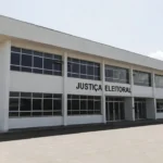Edifício da Justiça Eleitoral em Vilhena, Rondônia, sob luz natural do dia