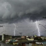 Raios sobre Vilhena durante recorde de descargas, com linhas de energia da Energisa