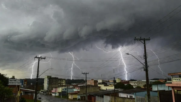 Raios sobre Vilhena durante recorde de descargas, com linhas de energia da Energisa
