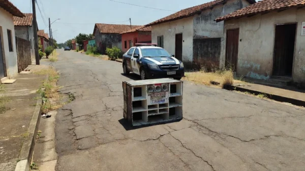 O equipamento de som foi recolhido e apreendido para ser apresentado às autoridades judiciais