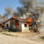 Casa em chamas no bairro Maria Moura durante incêndio