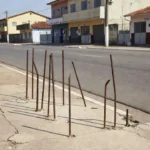 Hastes de ferro expostas na Avenida Melvin Jones em Vilhena