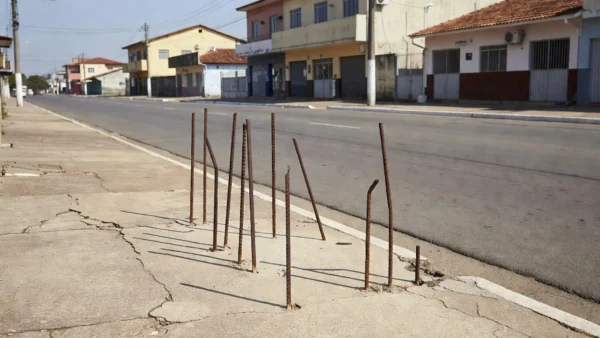 Hastes de ferro expostas na Avenida Melvin Jones em Vilhena