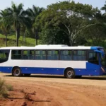 Ônibus zero km novo em Cabixi para transporte universitário, foto realista.