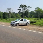 Acidente na BR-364 em Vilhena com veículo danificado na rodovia