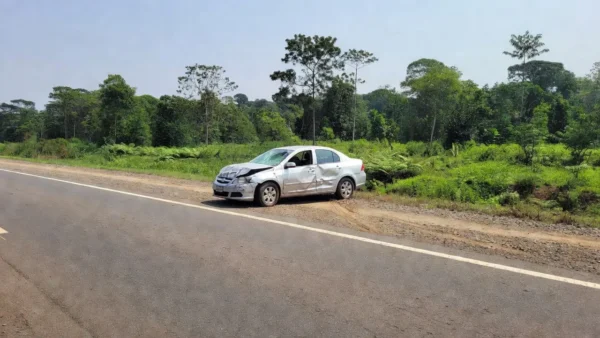 Acidente na BR-364 em Vilhena com veículo danificado na rodovia
