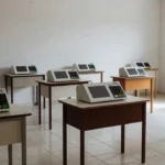 Seção eleitoral com urna eletrônica no Cone Sul durante votação