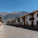 Rua vazia em cidade peruana sob luz natural do dia