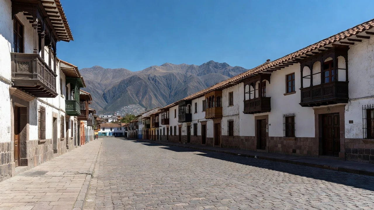 Rua vazia em cidade peruana sob luz natural do dia