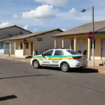 Viatura da PM em abordagem na rua Sabino Bezerra em Vilhena