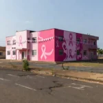 Fachada da Secretaria de Saúde de Vilhena com decoração Outubro Rosa