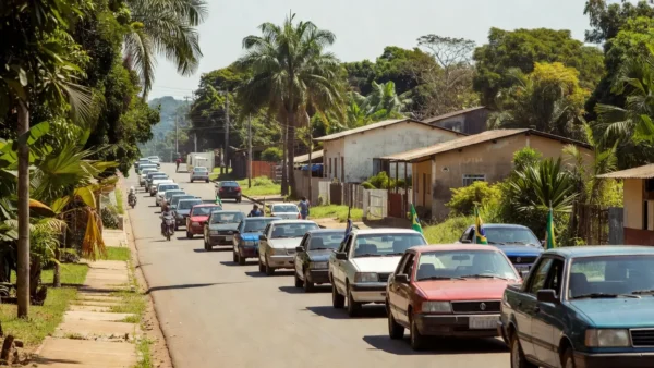 Carreata em Vilhena, Rondônia, com veículos em procissão na avenida principal