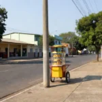 Poste danificado em rua de Vilhena após colisão com carrinho de churros