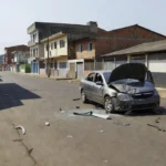 Carro acidentado em rua do centro de Vilhena, Rondônia
