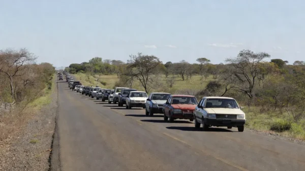 Carreata com veículos em estrada de Vilhena, Rondônia